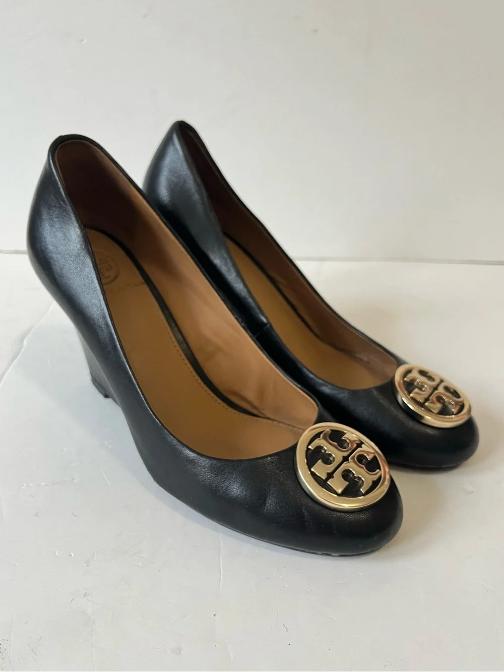 Tory Burch Black Leather logo Gold Emblem Wedge Pumps size 5